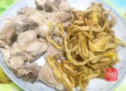 Day lily pork ribs soup recipe 4