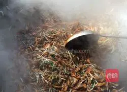 Illustration of how to make three fresh fried noodles 6