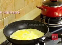 Illustration of how to make tuna and seaweed rice rolls 3