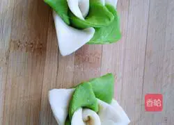 Illustration of how to make fancy pastry roses 7