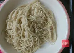 Illustration of how to make noodles with scallion oil 2