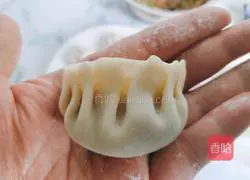 Illustration of how to make celery and pork dumplings 15