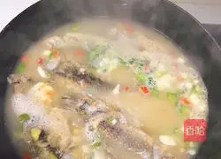 Illustration of how to make spicy crucian carp soup 6