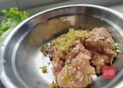 Illustration of how to make small wontons 1