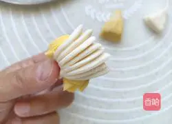 Illustration of how to make two-color flower rolls 11