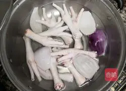 Illustration of how to make spicy and sour chicken feet with lemon 1