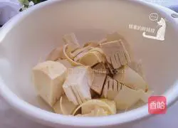 Illustration of how to cook pork with spring bamboo shoots 2