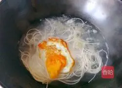 Illustration of how to make vegetables, ham and egg noodles 4