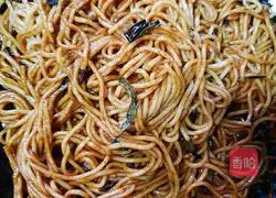 Illustration of how to make noodles with scallion oil that will make the meat skewers drool 6