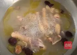 Stewed fish maw and red dates Illustration of how to cook chicken 7