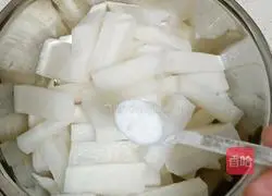 Illustration of how to make spicy and sour white radish strips 3
