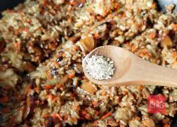 Illustration of how to make wonton skin and shaomai stuffing pancakes 14