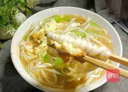 Illustration of how to make loofah and egg noodle soup 10