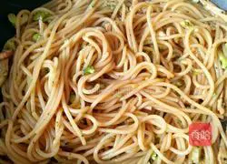 Illustration of how to make shredded chicken pasta 9