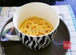 Illustration of how to cook pasta in the microwave in ten minutes