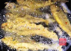 Fried small yellow flowers Illustration of how to cook fish 5