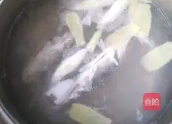 Illustration of how to make braised crucian carp soup 2
