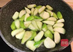 Illustration of how to make loofah and egg soup 9