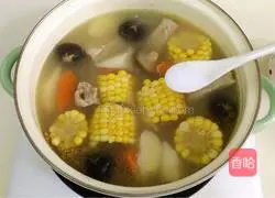 Illustration of how to make carrot, corn, yam and pork ribs soup 9