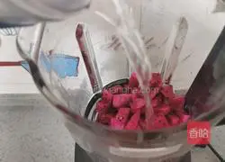 Illustration of how to make dragon fruit and tomato whitening juice 7