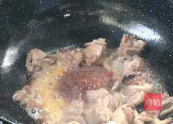 Illustration of how to cook duck legs with potatoes 12