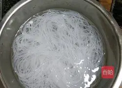 Illustration of how to make pickled cabbage and vermicelli soup 1