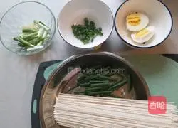 Illustration of how to make green onion clear soup noodles 1
