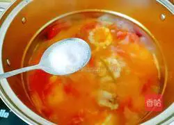 Illustration of how to make tomato and corn pork ribs soup 12