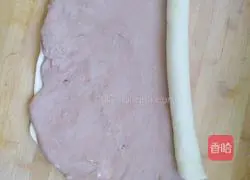 Illustration of how to make two-color red bean-wrapped sugar rolls 4
