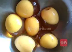 Illustration of how to make cold egg cucumber 6