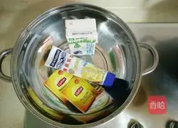 Illustration of how to make condensed milk tea 1