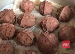 Illustration of how to make walnut steamed buns 12