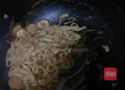 Illustration of how to make ham fried noodles 6