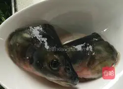 Illustration of how to make fish head and tofu soup 1