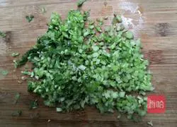 Illustration of how to make celery and egg pancakes 2