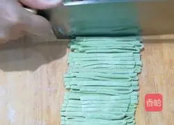 Illustration of how to make hand-made noodles with celery juice 8