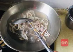 Illustration of how to make fried shredded squid with green pepper 3