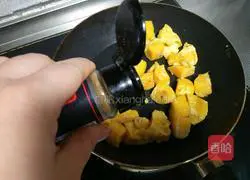 Illustration of how to make fried diced steamed buns with eggs 7