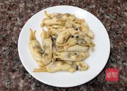 Illustration of how to make fried razor clams with pepper 3