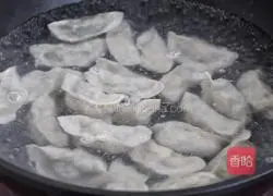 Illustration of how to make dumplings stuffed with pork and three delicacies 12