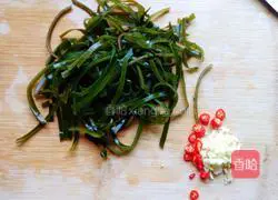 Illustration of how to make cold kelp shreds 3