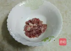 Illustration of how to make lean meat and wolfberry leaf soup 2