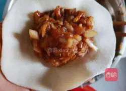 Illustration of how to make onion and pork buns 13