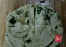 Illustration of how to make scallion pancakes 8