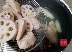 Illustration of how to make red date and lotus root chicken soup 10