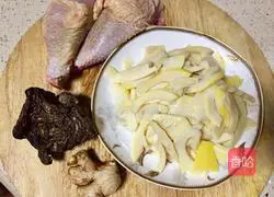 Illustration of how to make black bearfoot mushroom and fresh bamboo shoots and native chicken soup 1