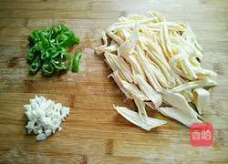 Illustration of how to stir-fry yuba with black fungus 2