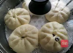 Illustration of how to make barbecued pork buns 9