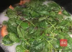 Illustration of how to make tomato, egg and amaranth soup 4