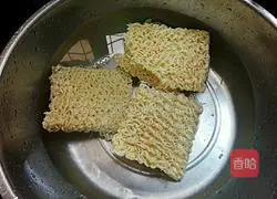 Illustration of how to make purple cabbage fried noodles 4